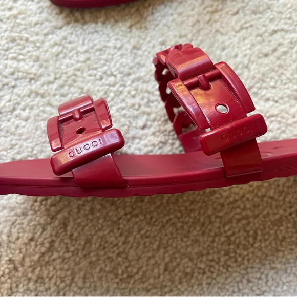 GUCCI Women's Hibiscus Red Rubber Chain Detailed Slide Sandals - Picture 8 of 8